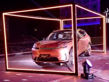 Eventdeco- prezentace automobilu-svetelna konstrukce