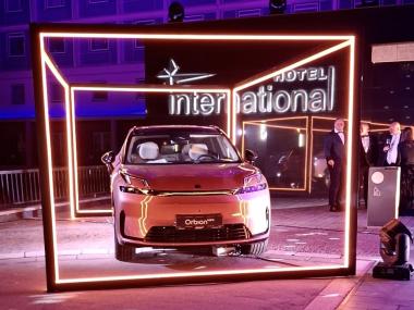 Eventdeco- prezentace automobilu-svetelna konstrukce